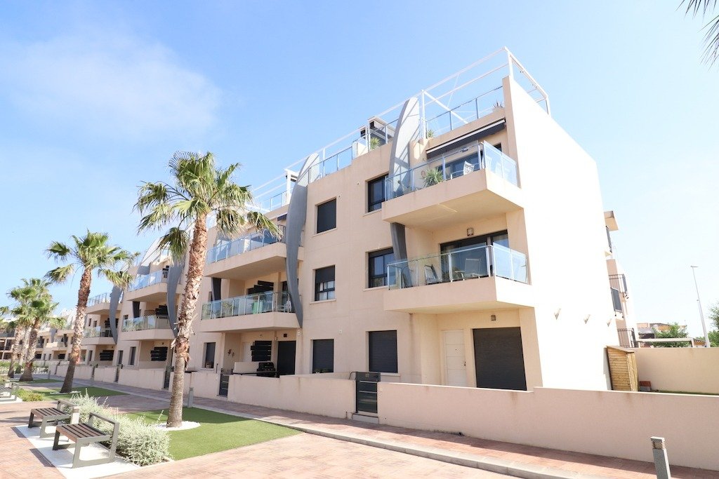 Resale - 2 Bedroom 2 Bathroom Bungalow in Pilar de la Horadada - Mil Palmeras - Alicante Resale - 2 Bedroom 2 Bathroom Bungalow in Pilar de la Horadada - Mil Palmeras - Alicante