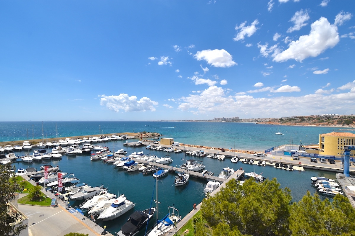 3 Bedroom 3 Bathroom Villa in Orihuela Costa