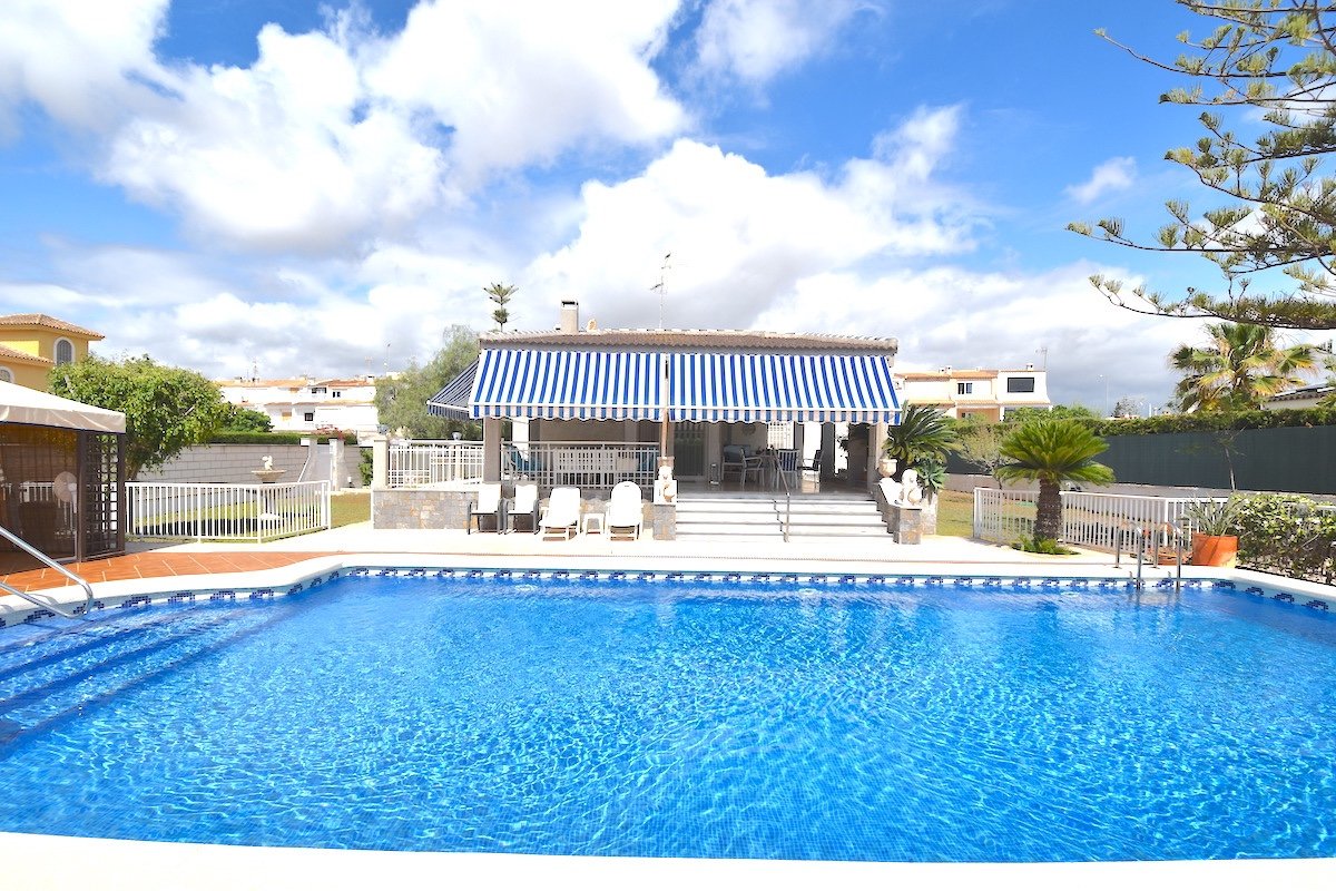 5 Bedroom 3 Bathroom Villa in Orihuela Costa