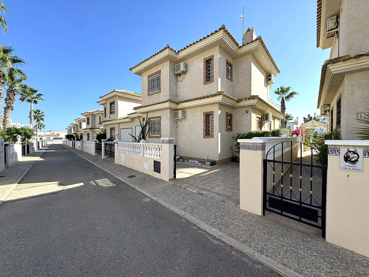 Resale - 3 Bedroom 2 Bathroom Villa in Orihuela Costa - Villamartin - Alicante Resale - 3 Bedroom 2 Bathroom Villa in Orihuela Costa - Villamartin - Alicante