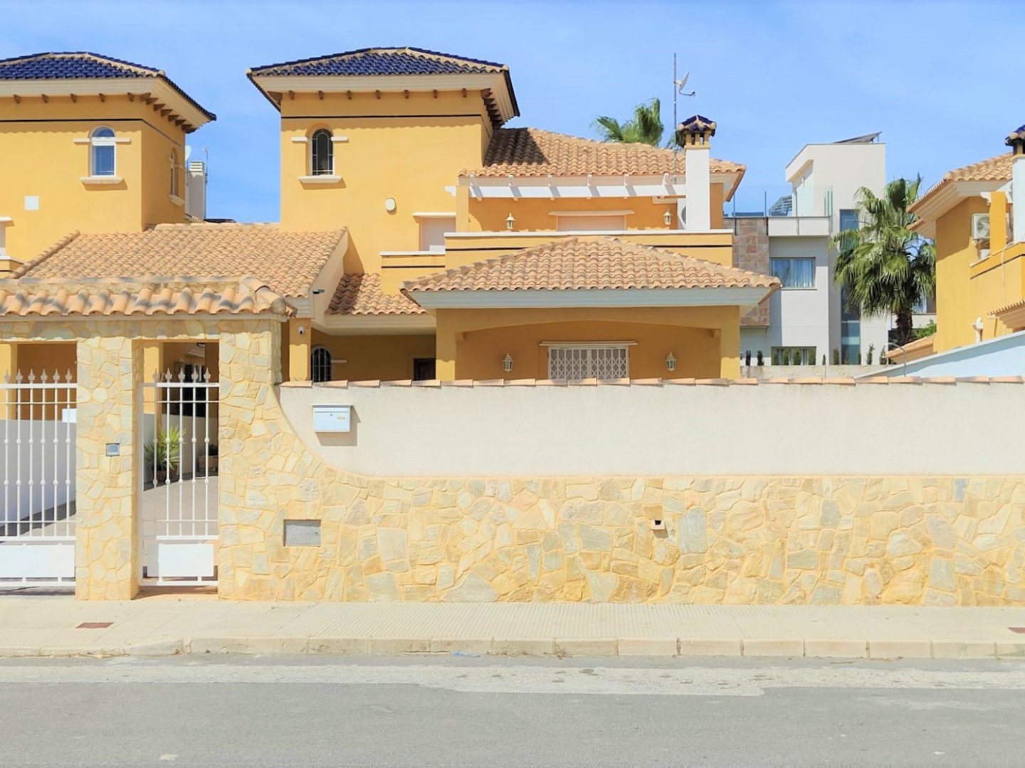 4 Bedroom 2 Bathroom Villa in Orihuela Costa