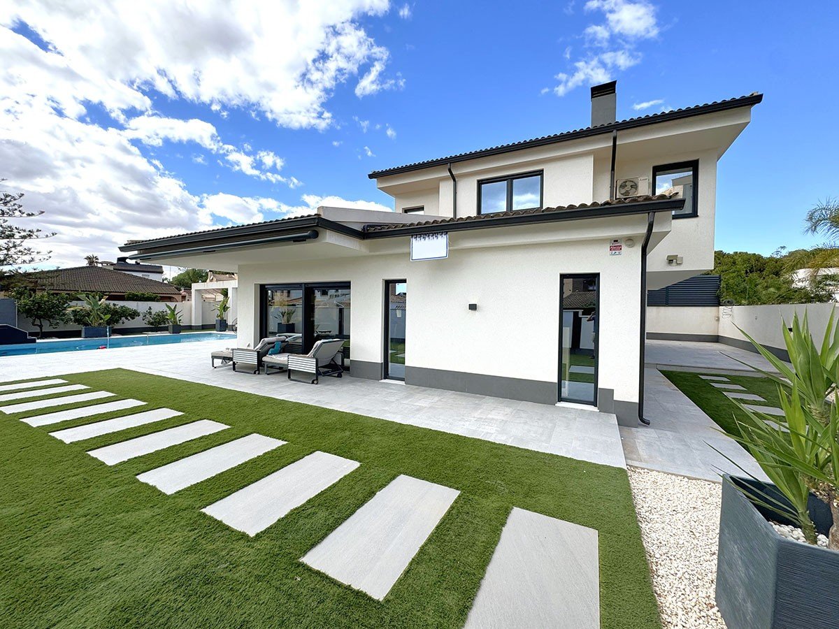 3 Bedroom 3 Bathroom Villa in Orihuela Costa