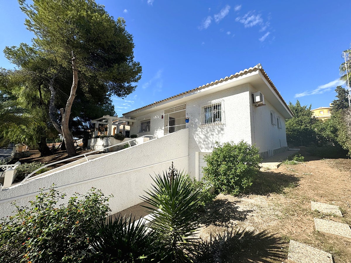 Resale - 3 Bedroom 2 Bathroom Villa in Orihuela Costa - La Zenia - Alicante Resale - 3 Bedroom 2 Bathroom Villa in Orihuela Costa - La Zenia - Alicante