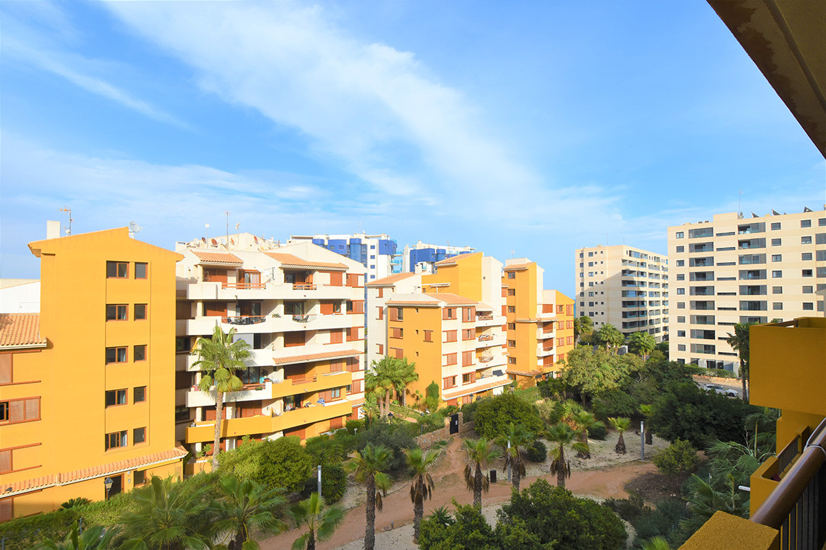 Resale - 3 Bedroom 2 Bathroom Flat / Apartment in Orihuela Costa - Punta Prima - Alicante