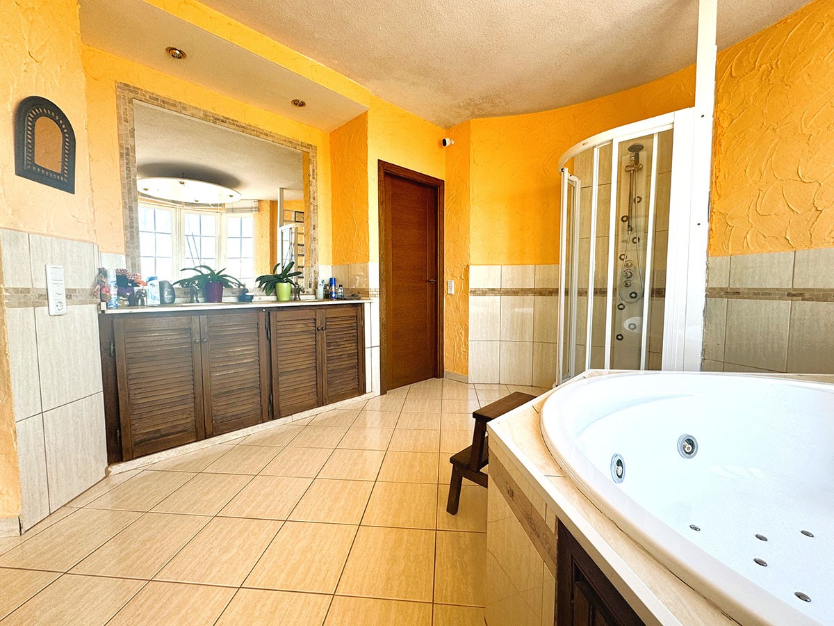 Resale - 5 Bedroom 3 Bathroom Villa in Orihuela Costa - La Zenia - Alicante Resale - 5 Bedroom 3 Bathroom Villa in Orihuela Costa - La Zenia - Alicante