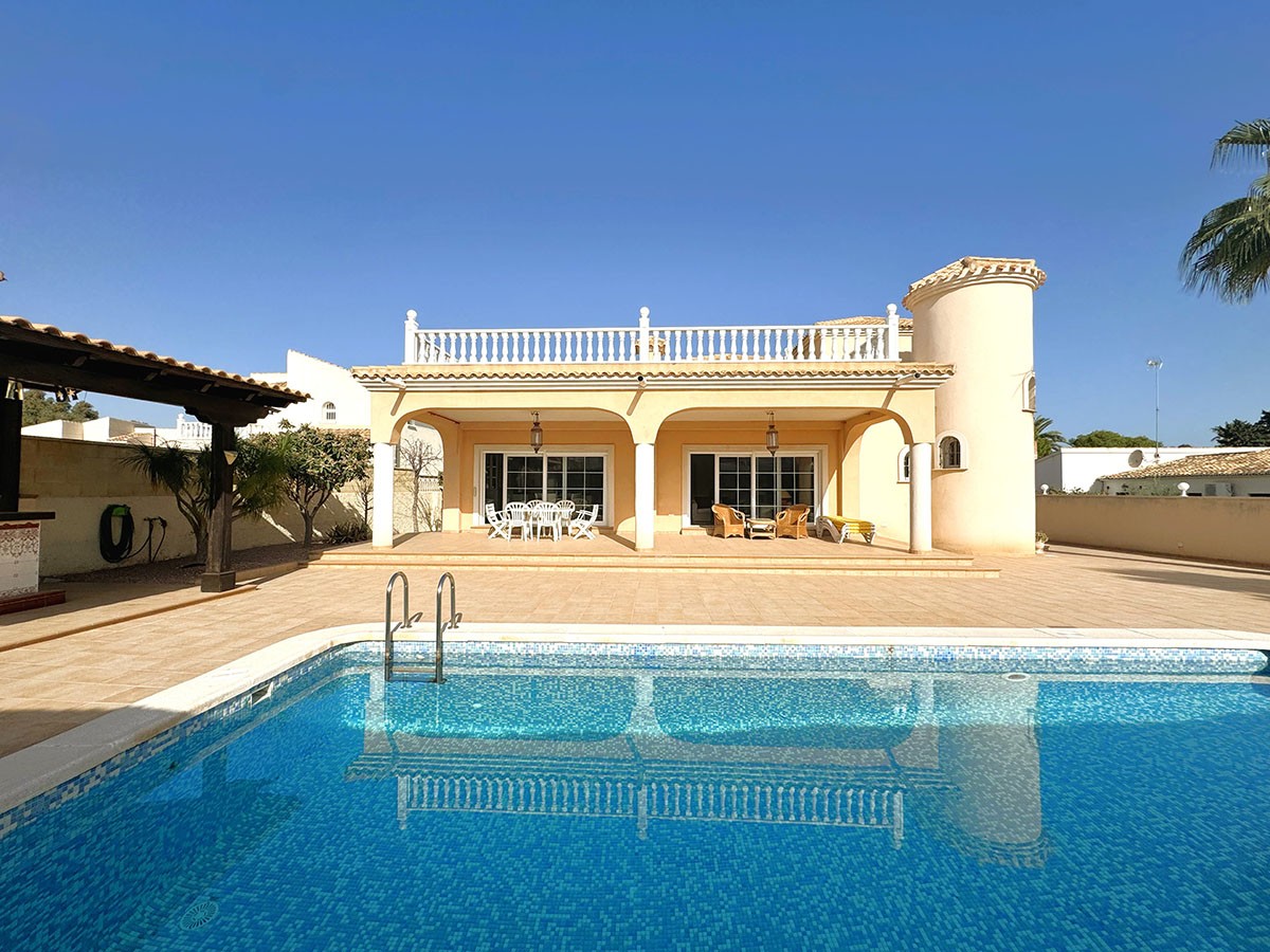 Resale - 4 Bedroom 3 Bathroom Villa in Orihuela Costa - Playa Flamenca - Alicante Resale - 4 Bedroom 3 Bathroom Villa in Orihuela Costa - Playa Flamenca - Alicante