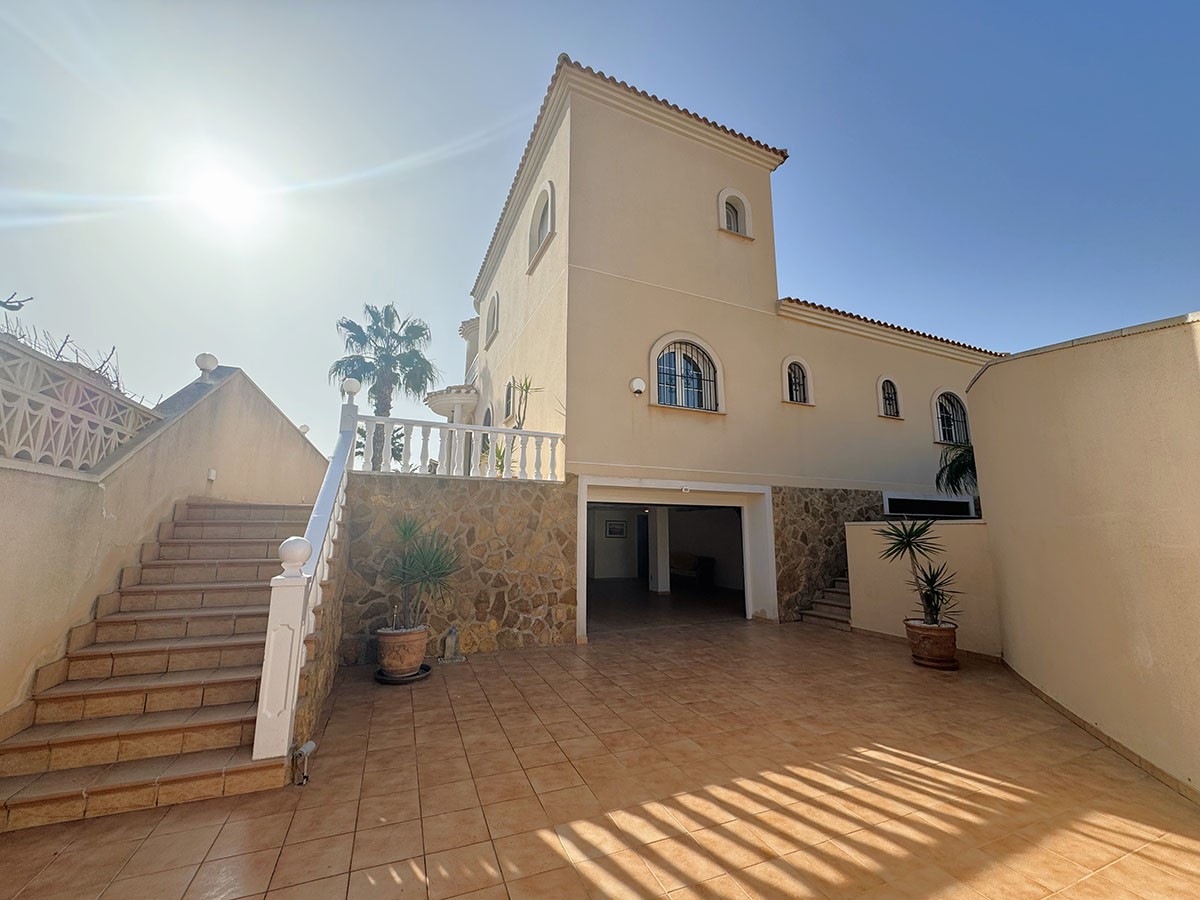 Resale - 4 Bedroom 3 Bathroom Villa in Orihuela Costa - Playa Flamenca - Alicante Resale - 4 Bedroom 3 Bathroom Villa in Orihuela Costa - Playa Flamenca - Alicante