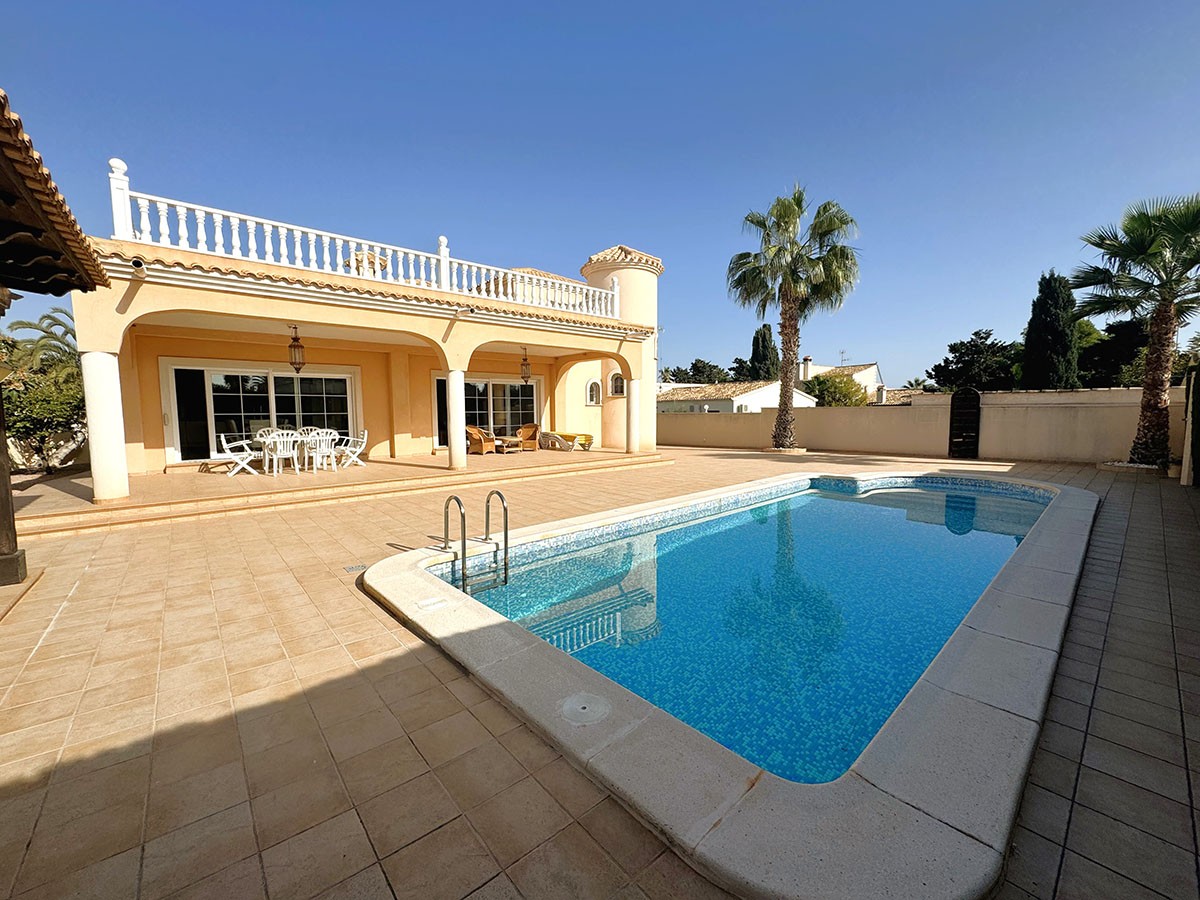 Resale - 4 Bedroom 3 Bathroom Villa in Orihuela Costa - Playa Flamenca - Alicante Resale - 4 Bedroom 3 Bathroom Villa in Orihuela Costa - Playa Flamenca - Alicante