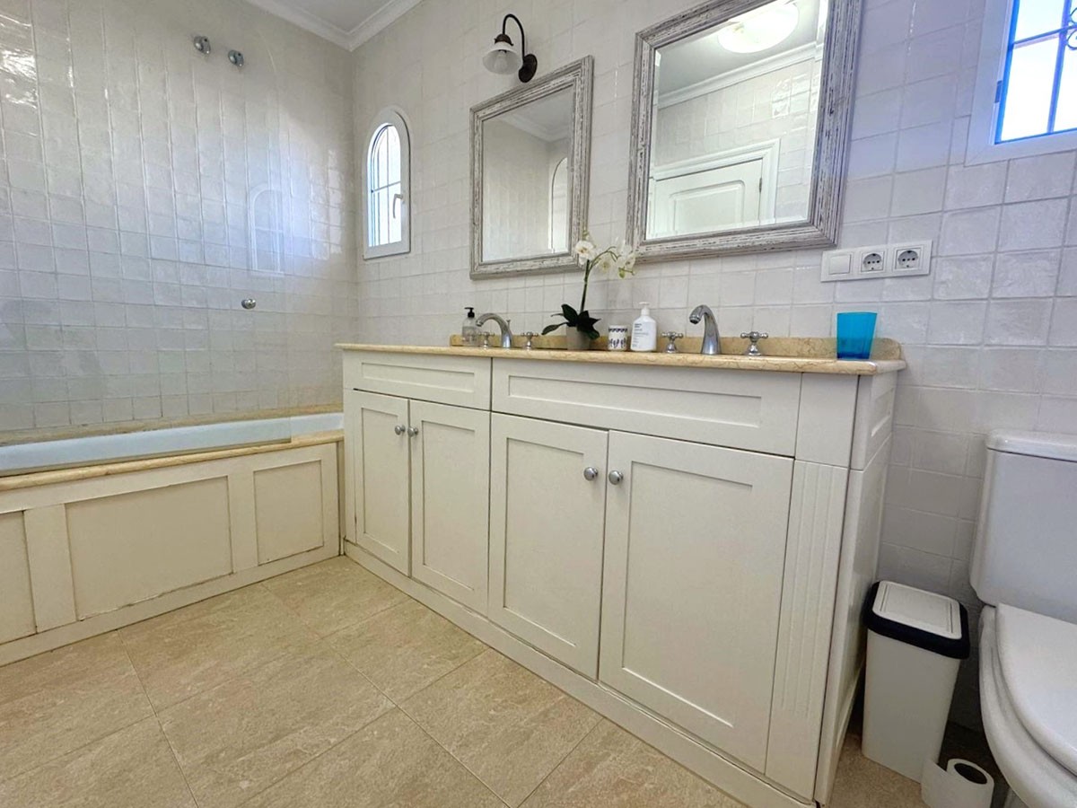 Resale - 4 Bedroom 3 Bathroom Villa in Orihuela Costa - Playa Flamenca - Alicante Resale - 4 Bedroom 3 Bathroom Villa in Orihuela Costa - Playa Flamenca - Alicante
