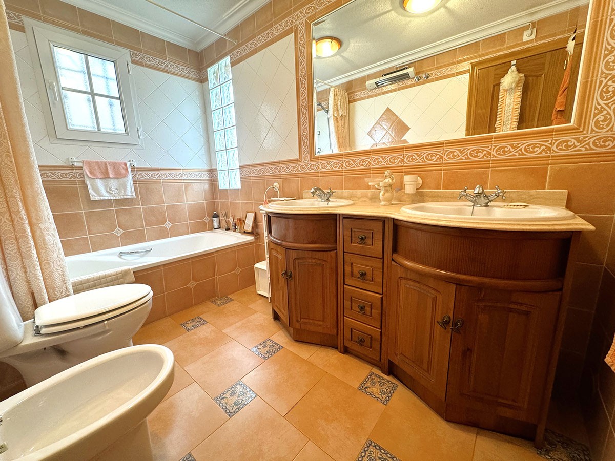 Resale - 3 Bedroom 2 Bathroom Villa in Orihuela Costa - Villamartin - Alicante Resale - 3 Bedroom 2 Bathroom Villa in Orihuela Costa - Villamartin - Alicante