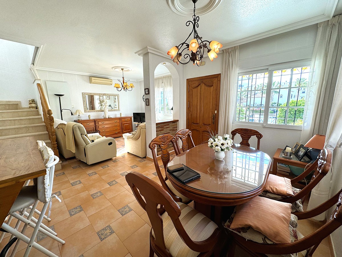 Resale - 3 Bedroom 2 Bathroom Villa in Orihuela Costa - Villamartin - Alicante Resale - 3 Bedroom 2 Bathroom Villa in Orihuela Costa - Villamartin - Alicante