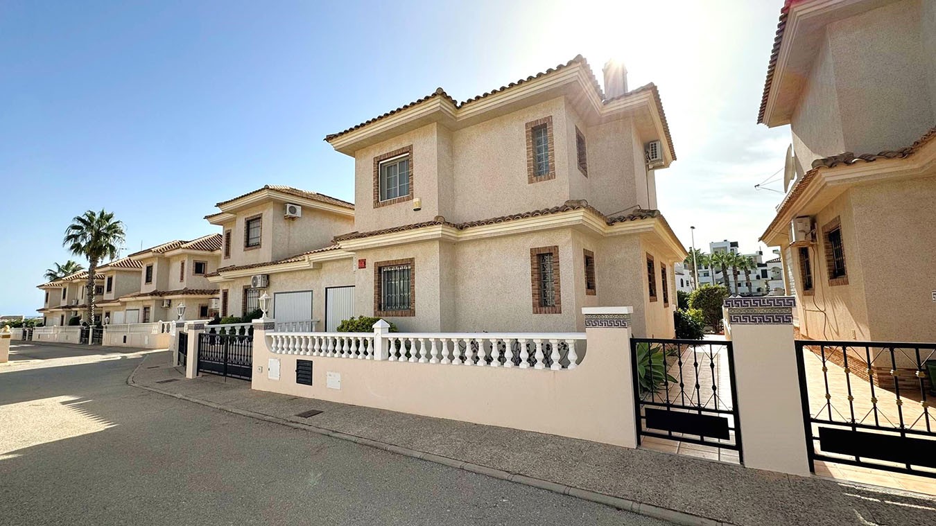 Resale - 3 Bedroom 2 Bathroom Villa in Orihuela Costa - Villamartin - Alicante Resale - 3 Bedroom 2 Bathroom Villa in Orihuela Costa - Villamartin - Alicante