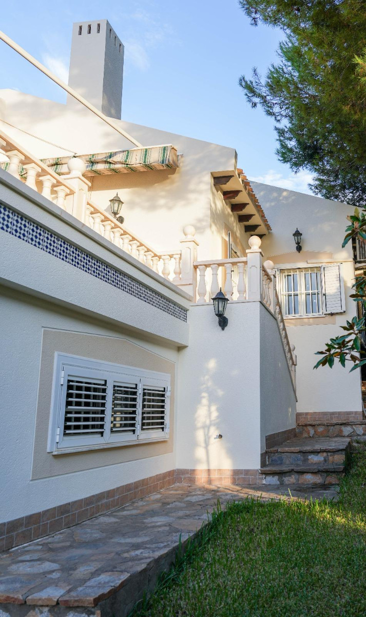 Resale - 3 Bedroom 2 Bathroom Villa in Orihuela Costa - Cabo Roig - Alicante Resale - 3 Bedroom 2 Bathroom Villa in Orihuela Costa - Cabo Roig - Alicante