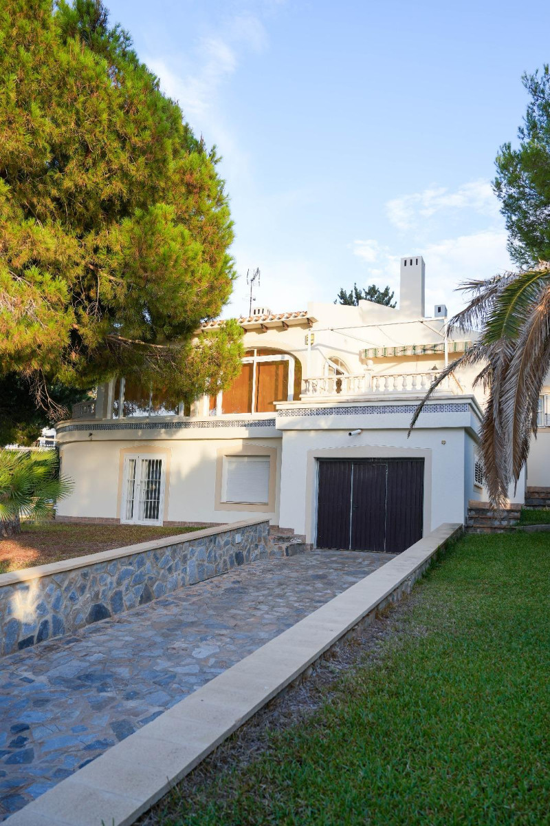 Resale - 3 Bedroom 2 Bathroom Villa in Orihuela Costa - Cabo Roig - Alicante Resale - 3 Bedroom 2 Bathroom Villa in Orihuela Costa - Cabo Roig - Alicante