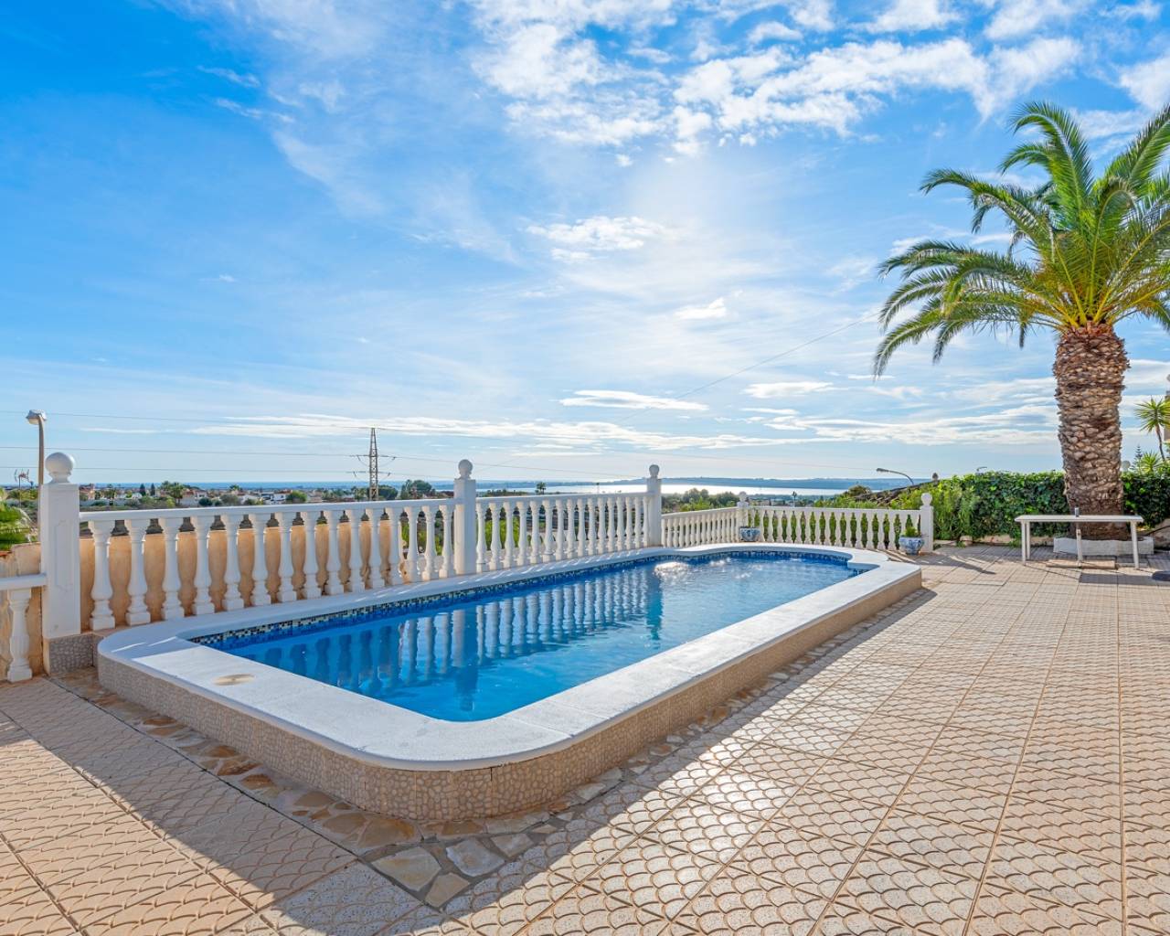 Resale - Lovely villa in Quesada with lake and sea view. - Ciudad Quesada - Alicante Resale - Lovely villa in Quesada with lake and sea view. - Ciudad Quesada - Alicante