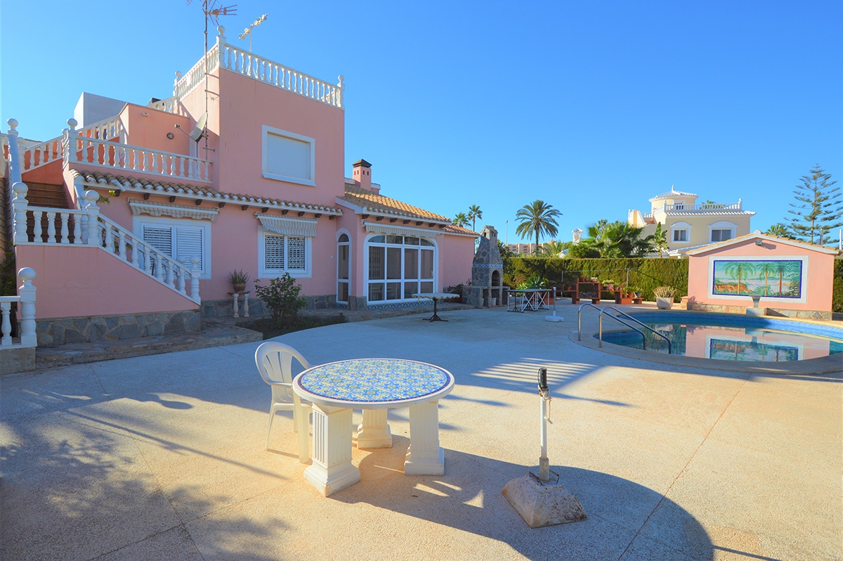 5 Bedroom 3 Bathroom Villa in Orihuela Costa