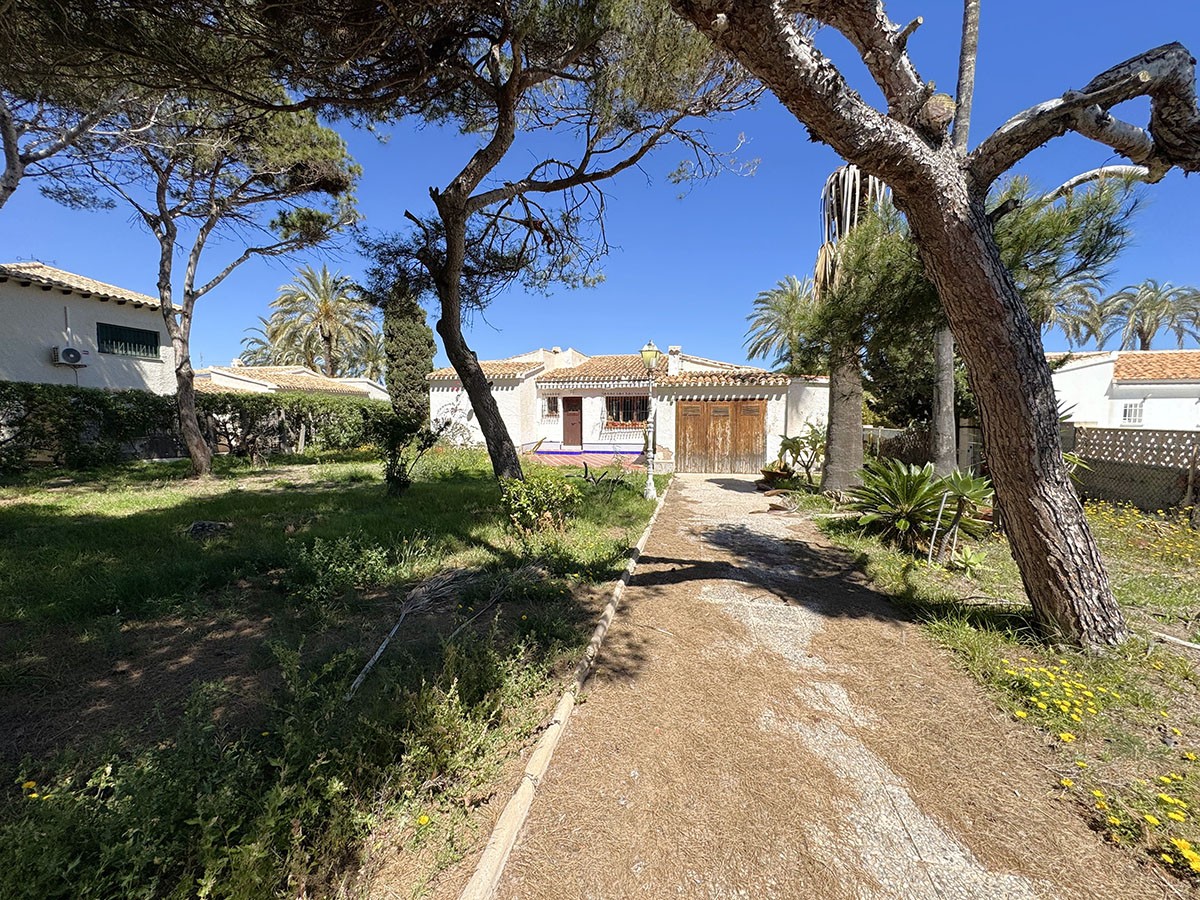 Resale - 4 Bedroom 2 Bathroom Villa in Orihuela Costa - Playa Flamenca - Alicante Resale - 4 Bedroom 2 Bathroom Villa in Orihuela Costa - Playa Flamenca - Alicante