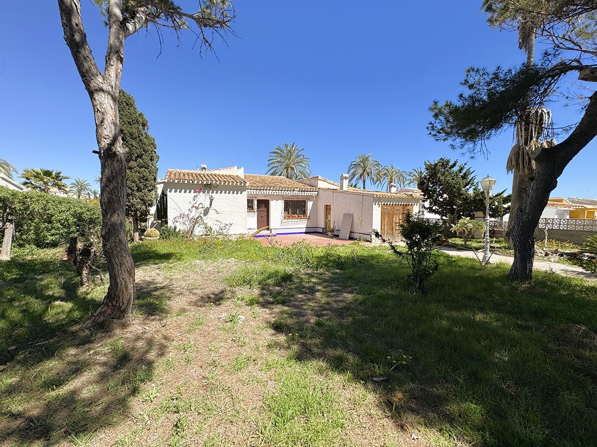 Resale - 4 Bedroom 2 Bathroom Villa in Orihuela Costa - Playa Flamenca - Alicante Resale - 4 Bedroom 2 Bathroom Villa in Orihuela Costa - Playa Flamenca - Alicante