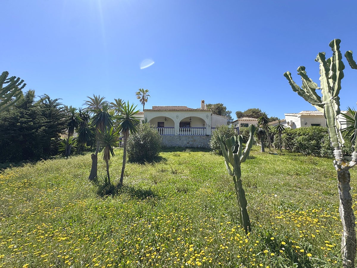 Resale - 4 Bedroom 2 Bathroom Villa in Orihuela Costa - Playa Flamenca - Alicante Resale - 4 Bedroom 2 Bathroom Villa in Orihuela Costa - Playa Flamenca - Alicante