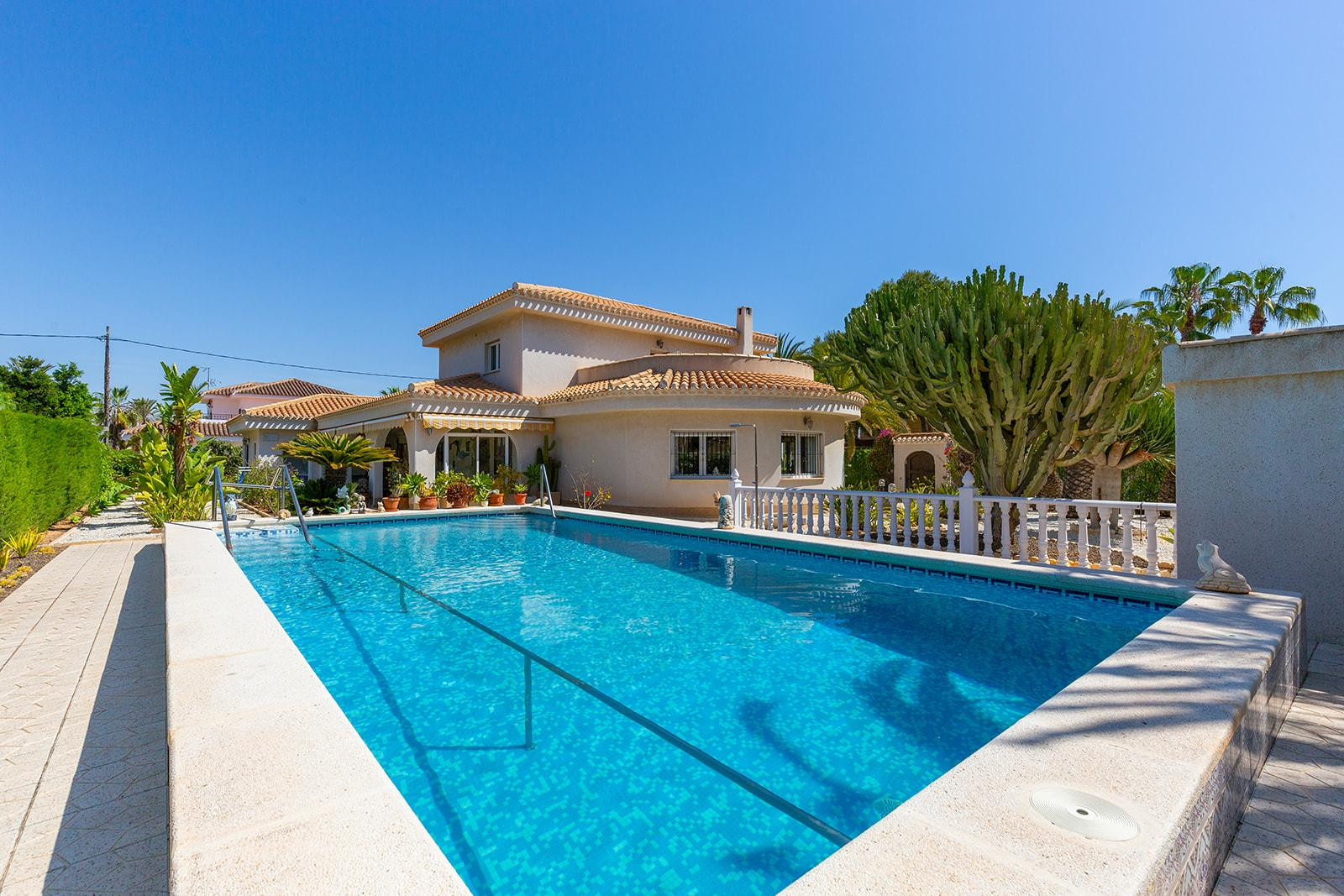 Resale - 6 Bedroom 4 Bathroom Villa in Orihuela Costa - Cabo Roig - Alicante Resale - 6 Bedroom 4 Bathroom Villa in Orihuela Costa - Cabo Roig - Alicante