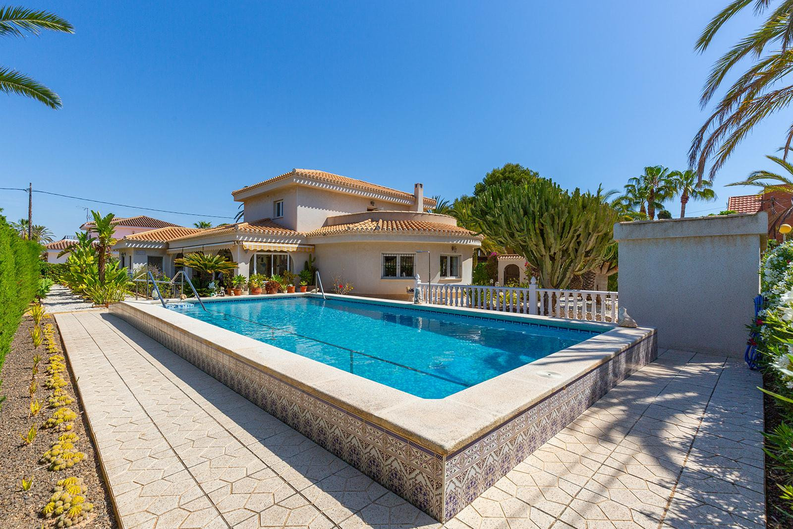 Resale - 6 Bedroom 4 Bathroom Villa in Orihuela Costa - Cabo Roig - Alicante Resale - 6 Bedroom 4 Bathroom Villa in Orihuela Costa - Cabo Roig - Alicante