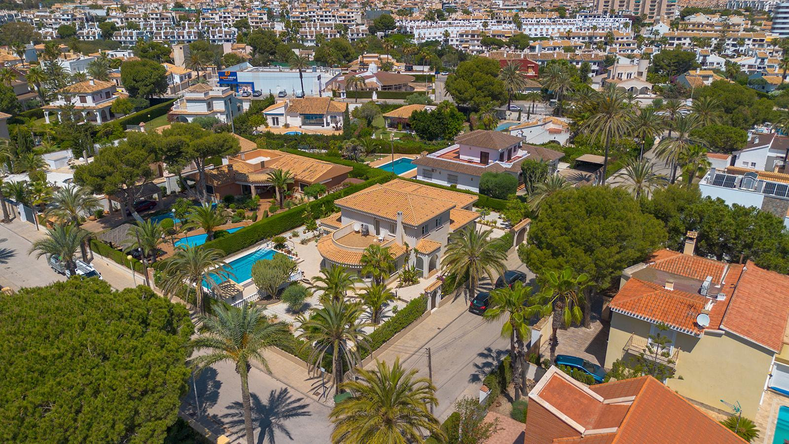 Resale - 6 Bedroom 4 Bathroom Villa in Orihuela Costa - Cabo Roig - Alicante Resale - 6 Bedroom 4 Bathroom Villa in Orihuela Costa - Cabo Roig - Alicante
