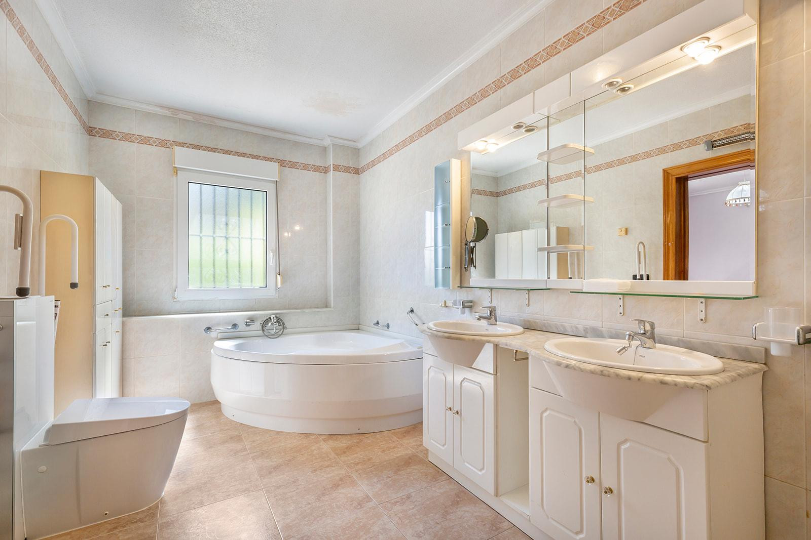 Resale - 6 Bedroom 4 Bathroom Villa in Orihuela Costa - Cabo Roig - Alicante Resale - 6 Bedroom 4 Bathroom Villa in Orihuela Costa - Cabo Roig - Alicante
