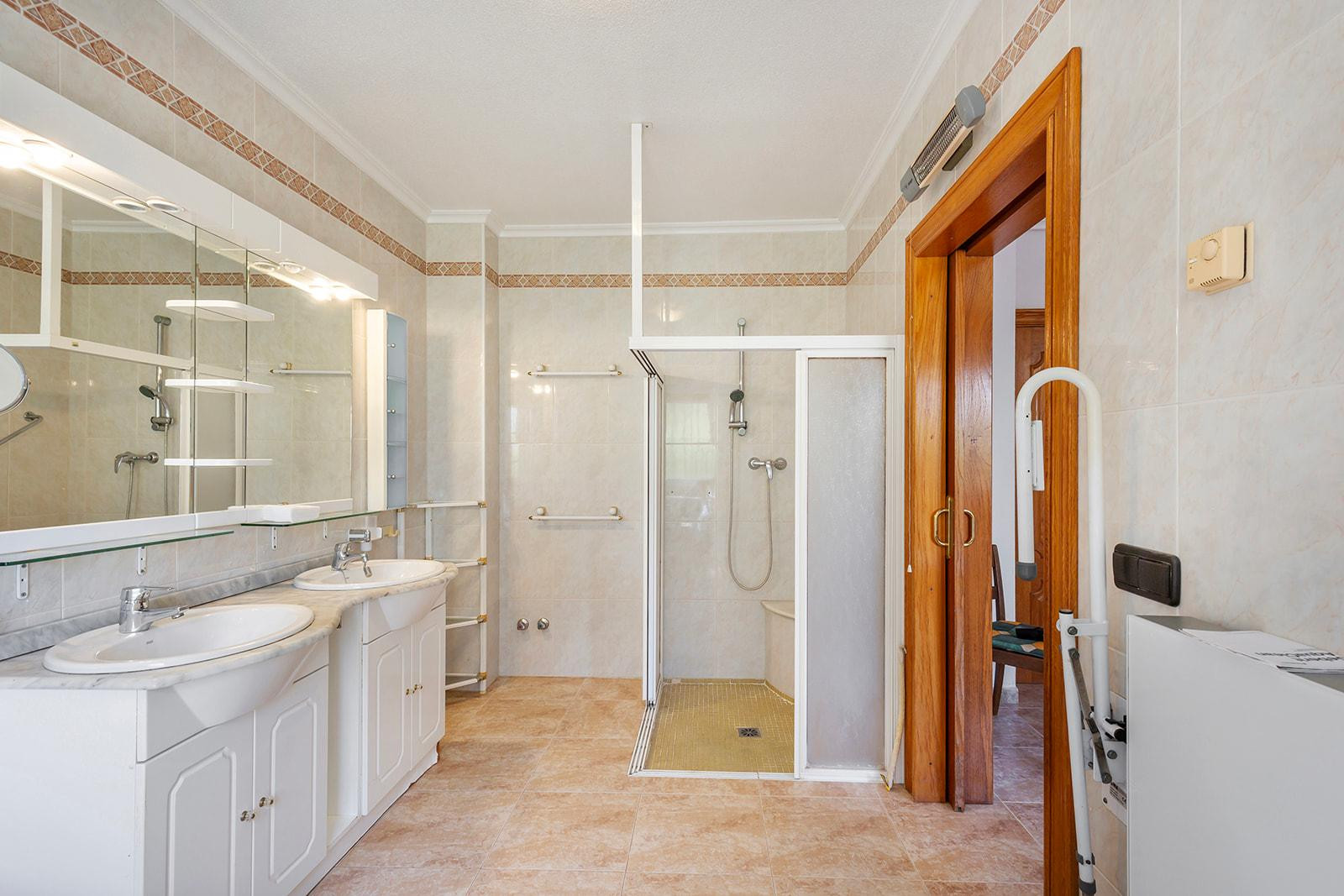 Resale - 6 Bedroom 4 Bathroom Villa in Orihuela Costa - Cabo Roig - Alicante Resale - 6 Bedroom 4 Bathroom Villa in Orihuela Costa - Cabo Roig - Alicante