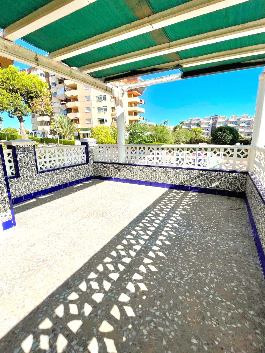 Resale - 4 Bedroom 3 Bathroom Villa in Orihuela Costa - La Zenia - Alicante