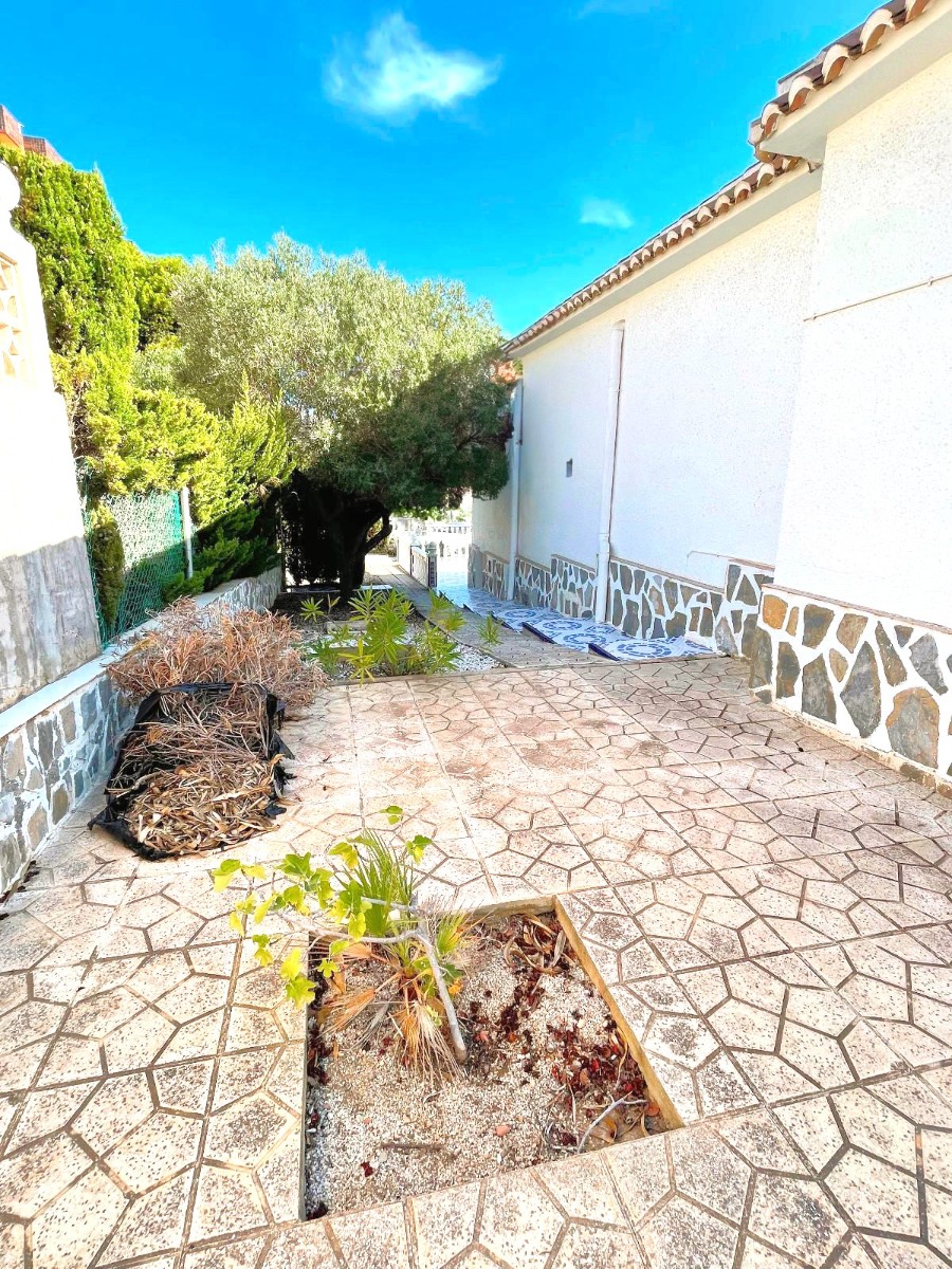 Resale - 4 Bedroom 3 Bathroom Villa in Orihuela Costa - La Zenia - Alicante