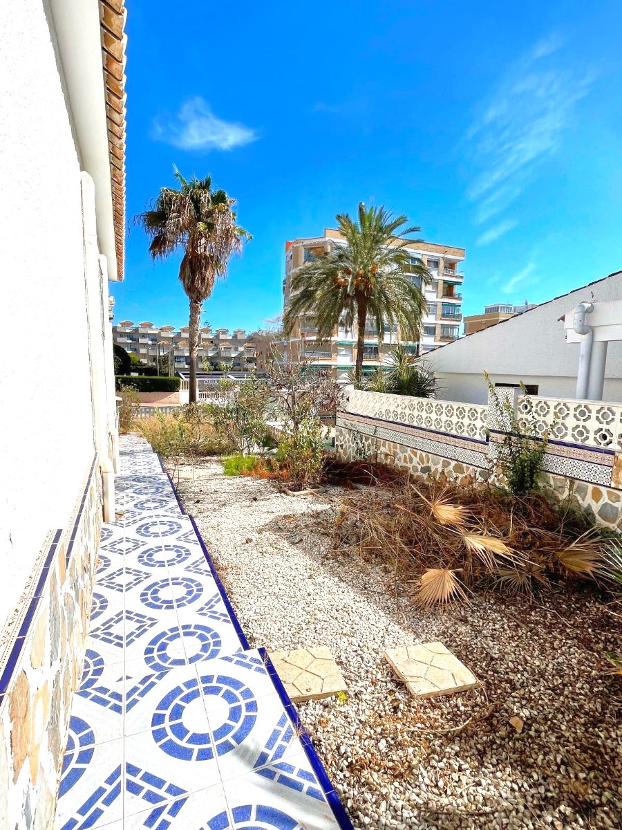 Resale - 4 Bedroom 3 Bathroom Villa in Orihuela Costa - La Zenia - Alicante