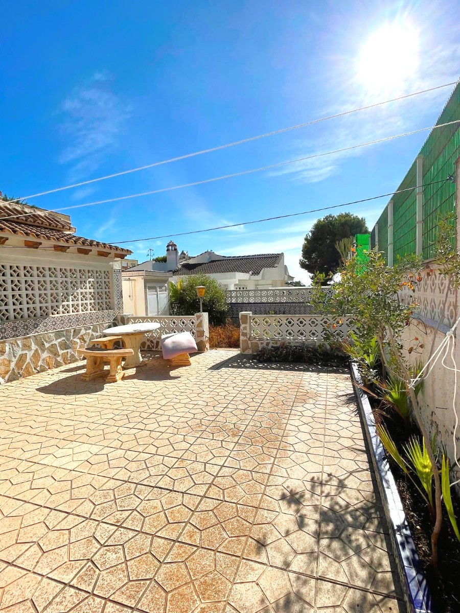 Resale - 4 Bedroom 3 Bathroom Villa in Orihuela Costa - La Zenia - Alicante