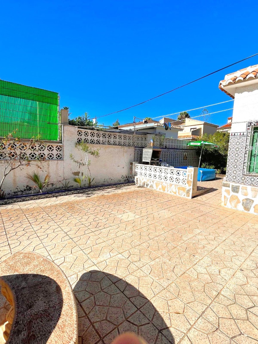 Resale - 4 Bedroom 3 Bathroom Villa in Orihuela Costa - La Zenia - Alicante