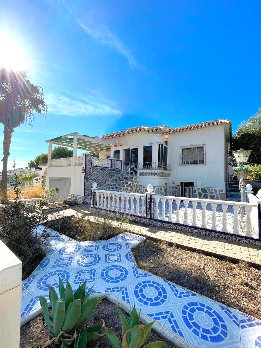 Resale - 4 Bedroom 3 Bathroom Villa in Orihuela Costa - La Zenia - Alicante