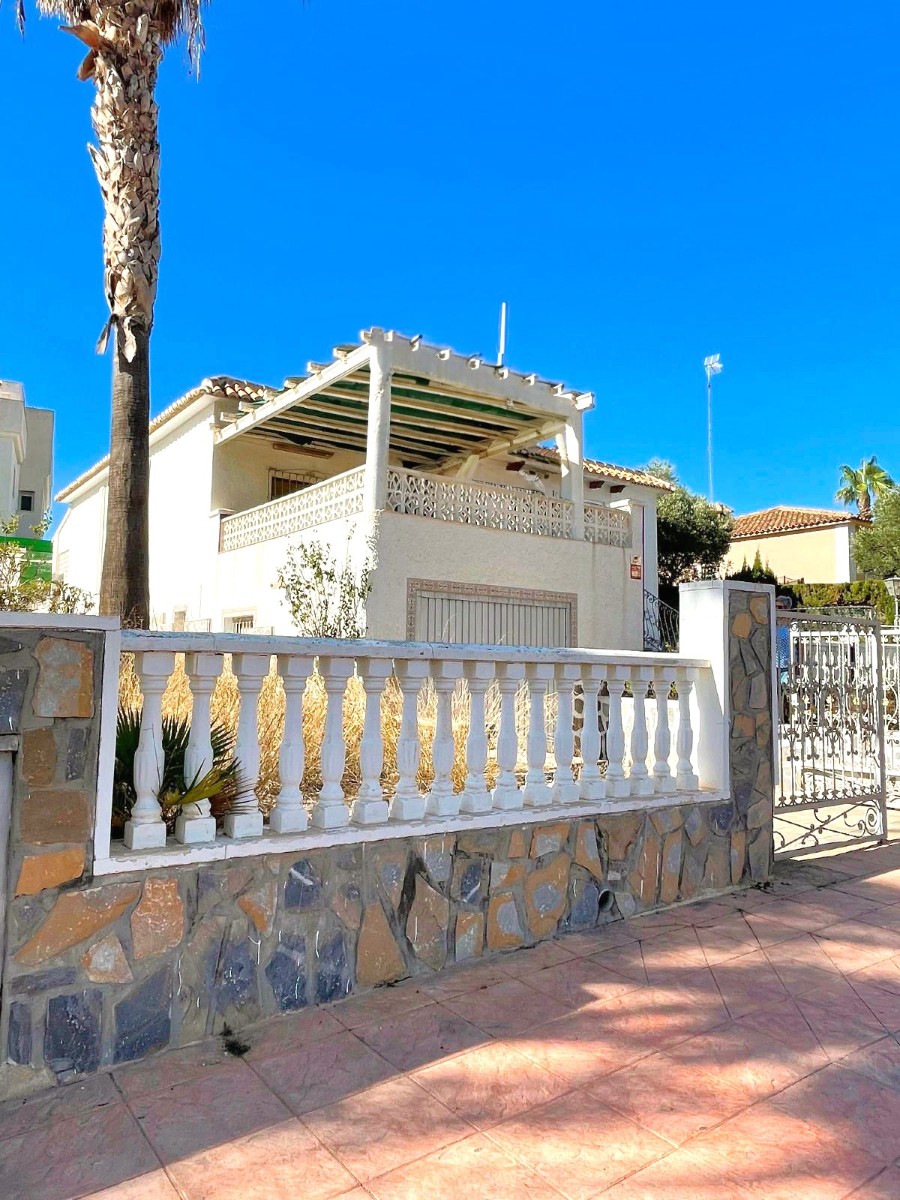 Resale - 4 Bedroom 3 Bathroom Villa in Orihuela Costa - La Zenia - Alicante