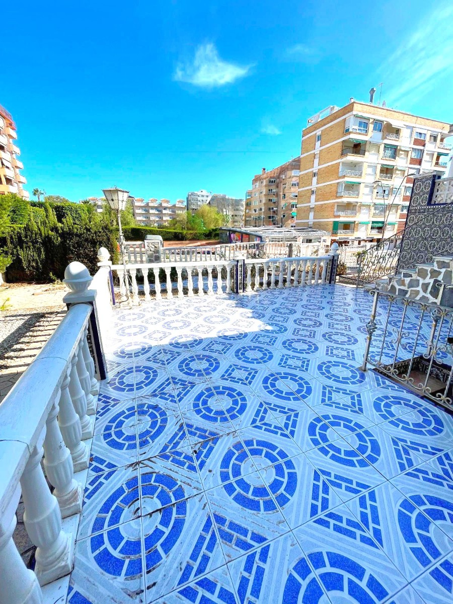 Resale - 4 Bedroom 3 Bathroom Villa in Orihuela Costa - La Zenia - Alicante