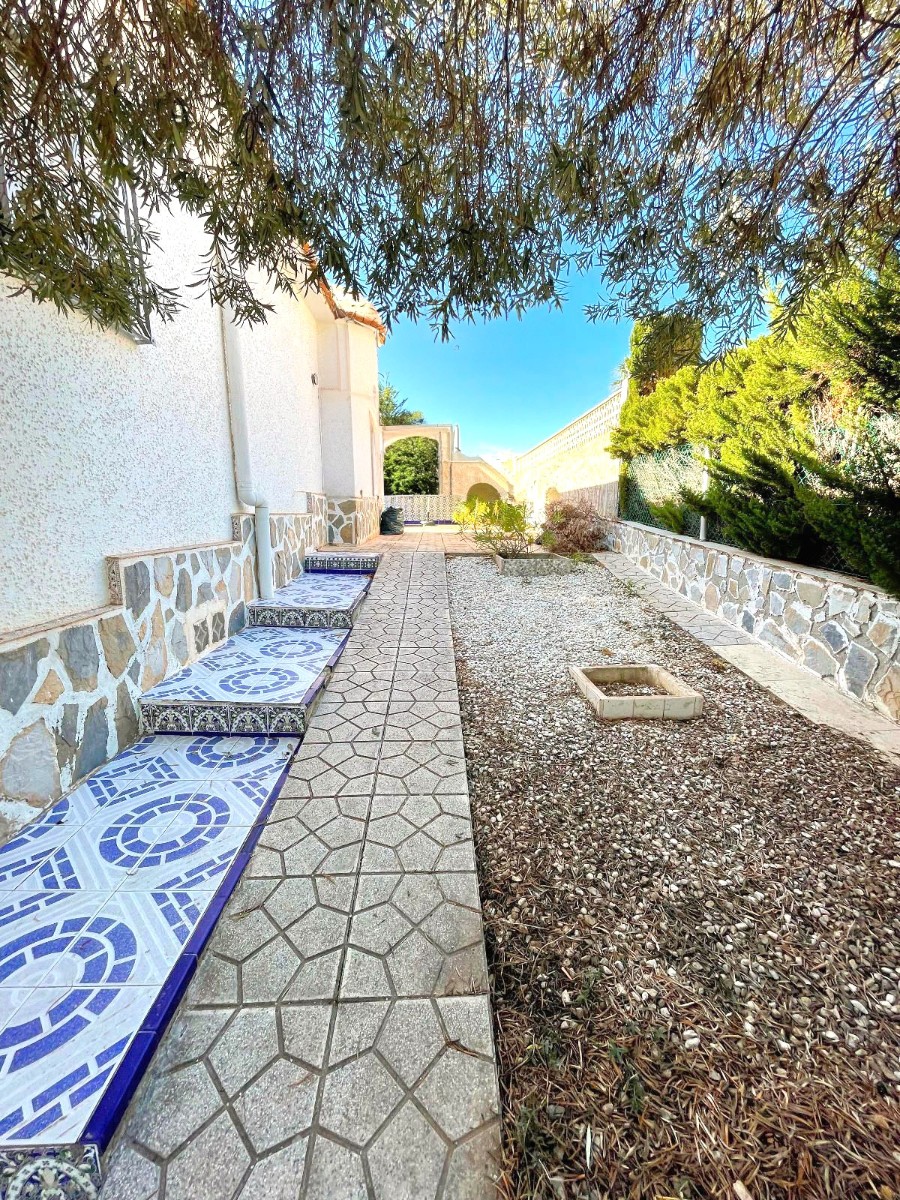 Resale - 4 Bedroom 3 Bathroom Villa in Orihuela Costa - La Zenia - Alicante