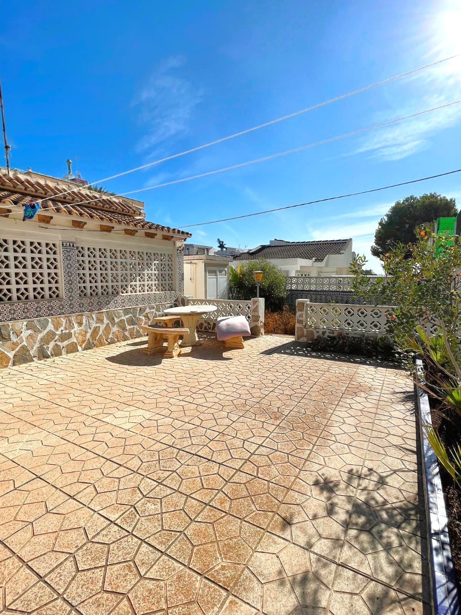 Resale - 4 Bedroom 3 Bathroom Villa in Orihuela Costa - La Zenia - Alicante