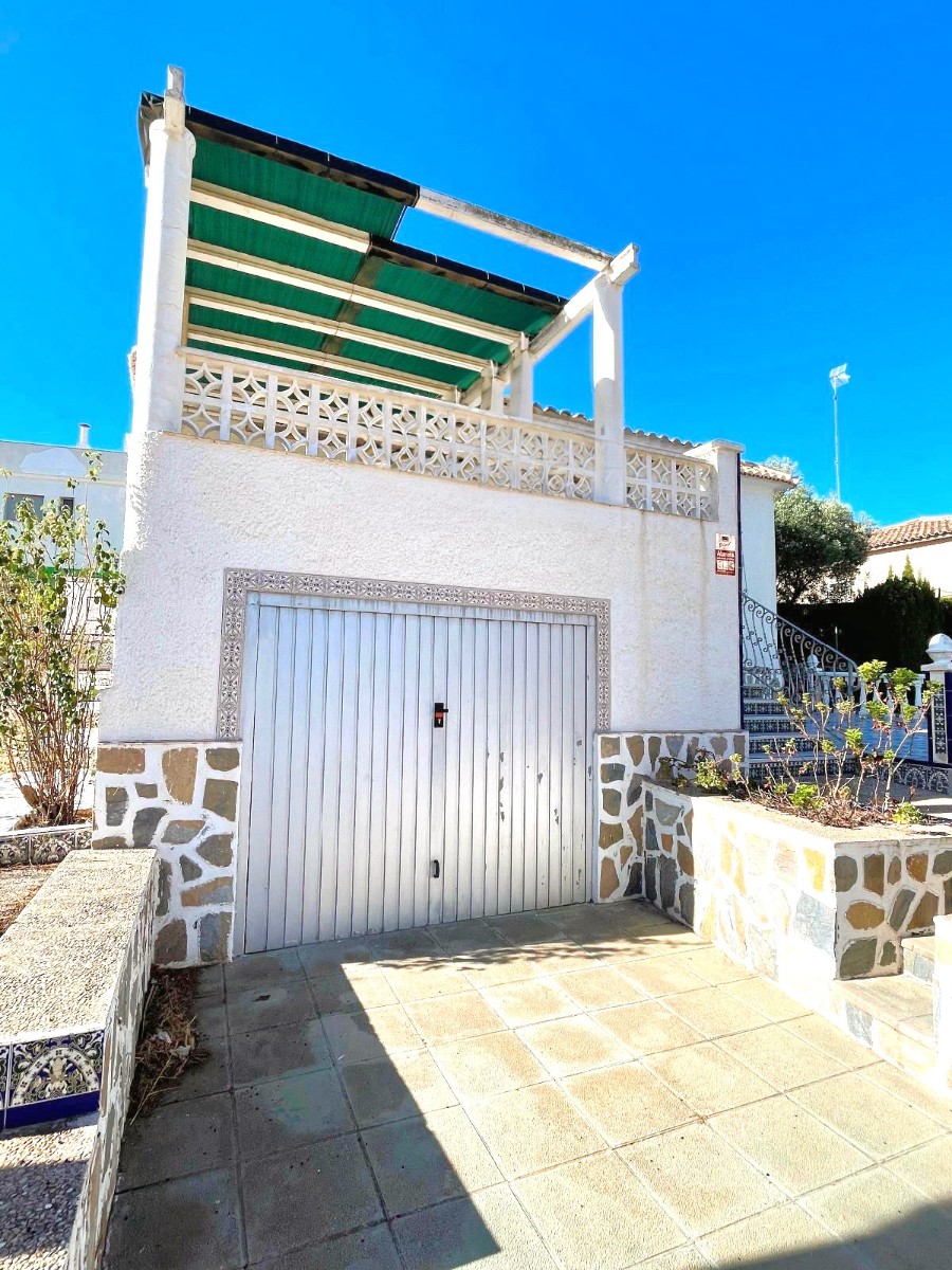 Resale - 4 Bedroom 3 Bathroom Villa in Orihuela Costa - La Zenia - Alicante