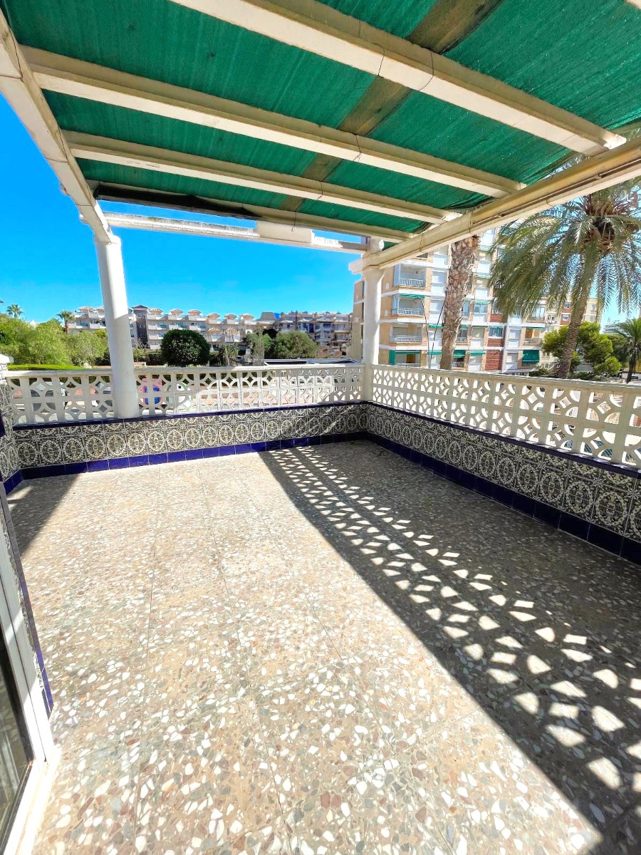 Resale - 4 Bedroom 3 Bathroom Villa in Orihuela Costa - La Zenia - Alicante