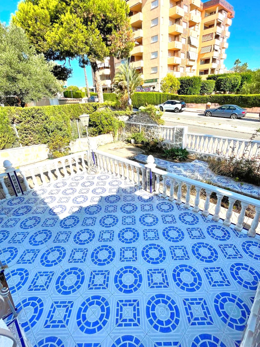 Resale - 4 Bedroom 3 Bathroom Villa in Orihuela Costa - La Zenia - Alicante