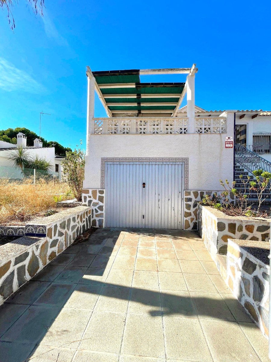 Resale - 4 Bedroom 3 Bathroom Villa in Orihuela Costa - La Zenia - Alicante