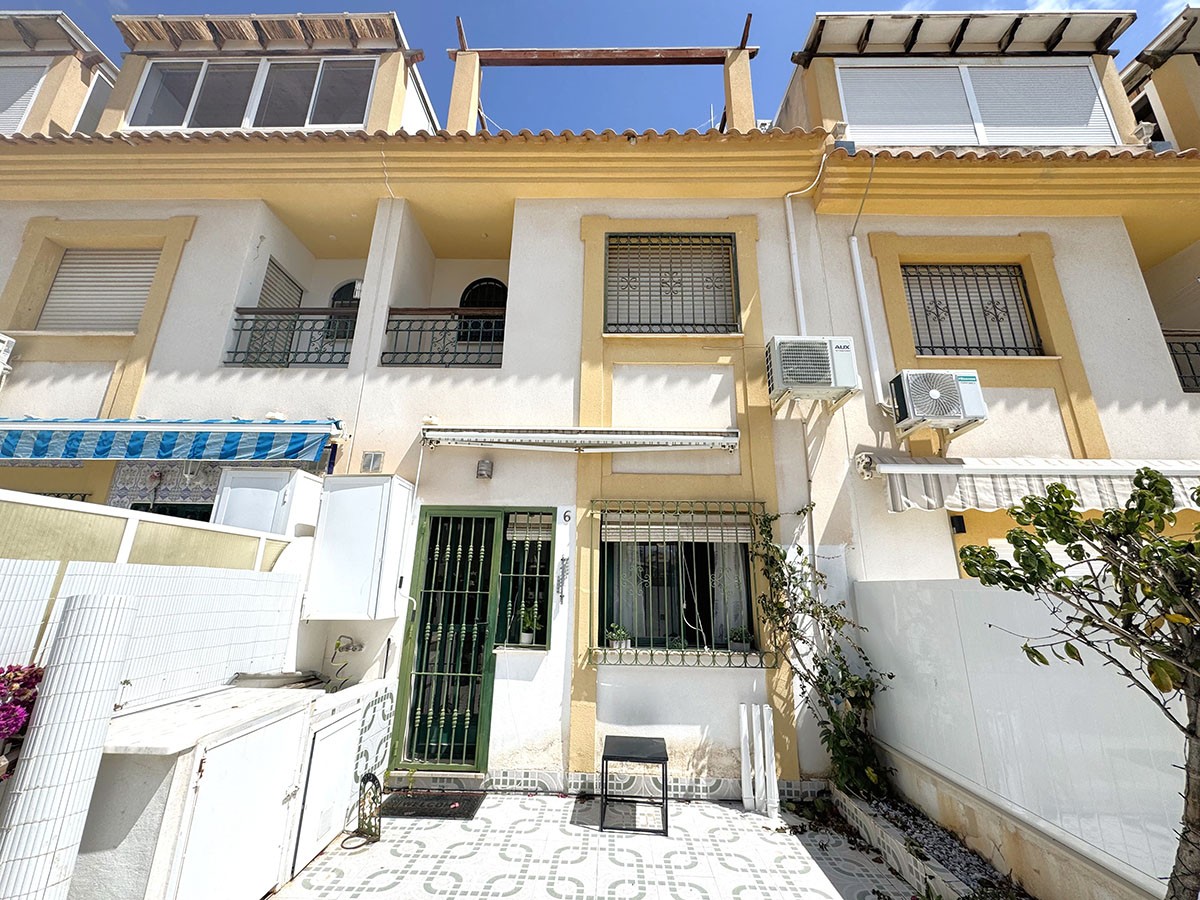 Resale - 3 Bedroom 2 Bathroom Townhouse in Orihuela Costa - La Zenia - Alicante