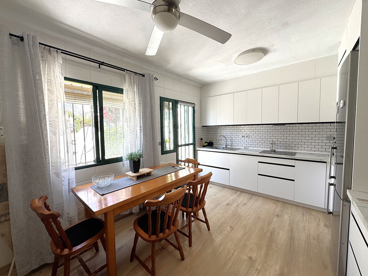 Resale - 3 Bedroom 2 Bathroom Townhouse in Orihuela Costa - La Zenia - Alicante