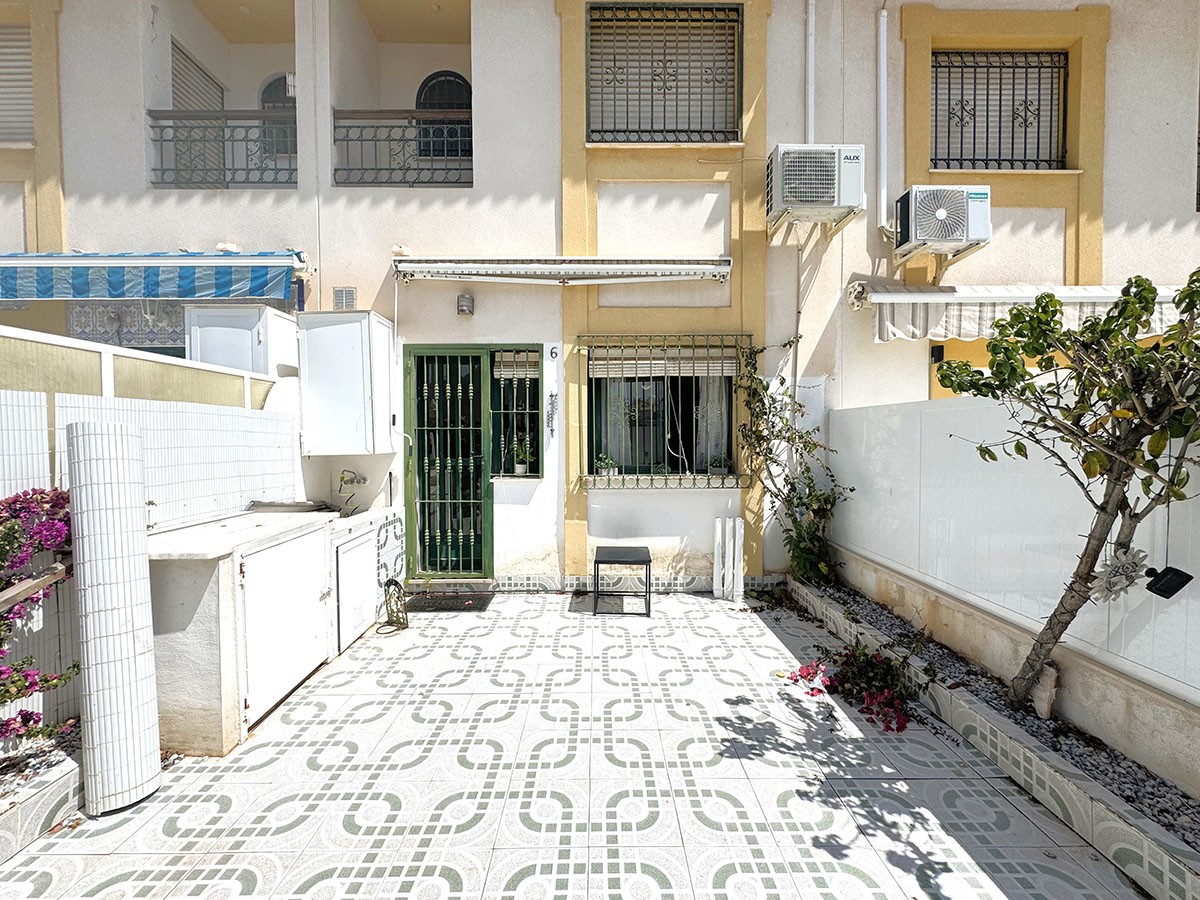 Resale - 3 Bedroom 2 Bathroom Townhouse in Orihuela Costa - La Zenia - Alicante