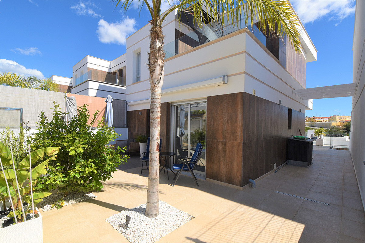 Sold - 3 Bedroom 4 Bathroom Villa in Orihuela Costa - Villamartin - Alicante