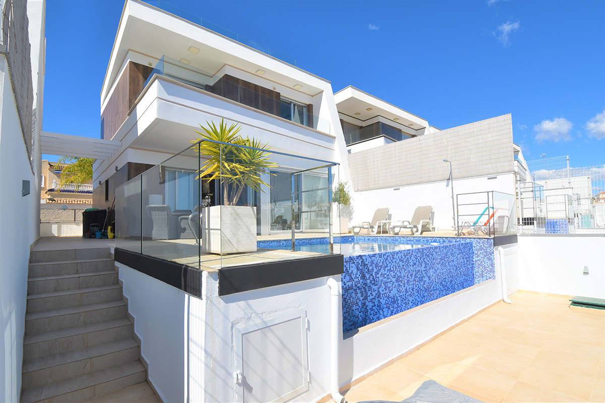 Sold - 3 Bedroom 4 Bathroom Villa in Orihuela Costa - Villamartin - Alicante