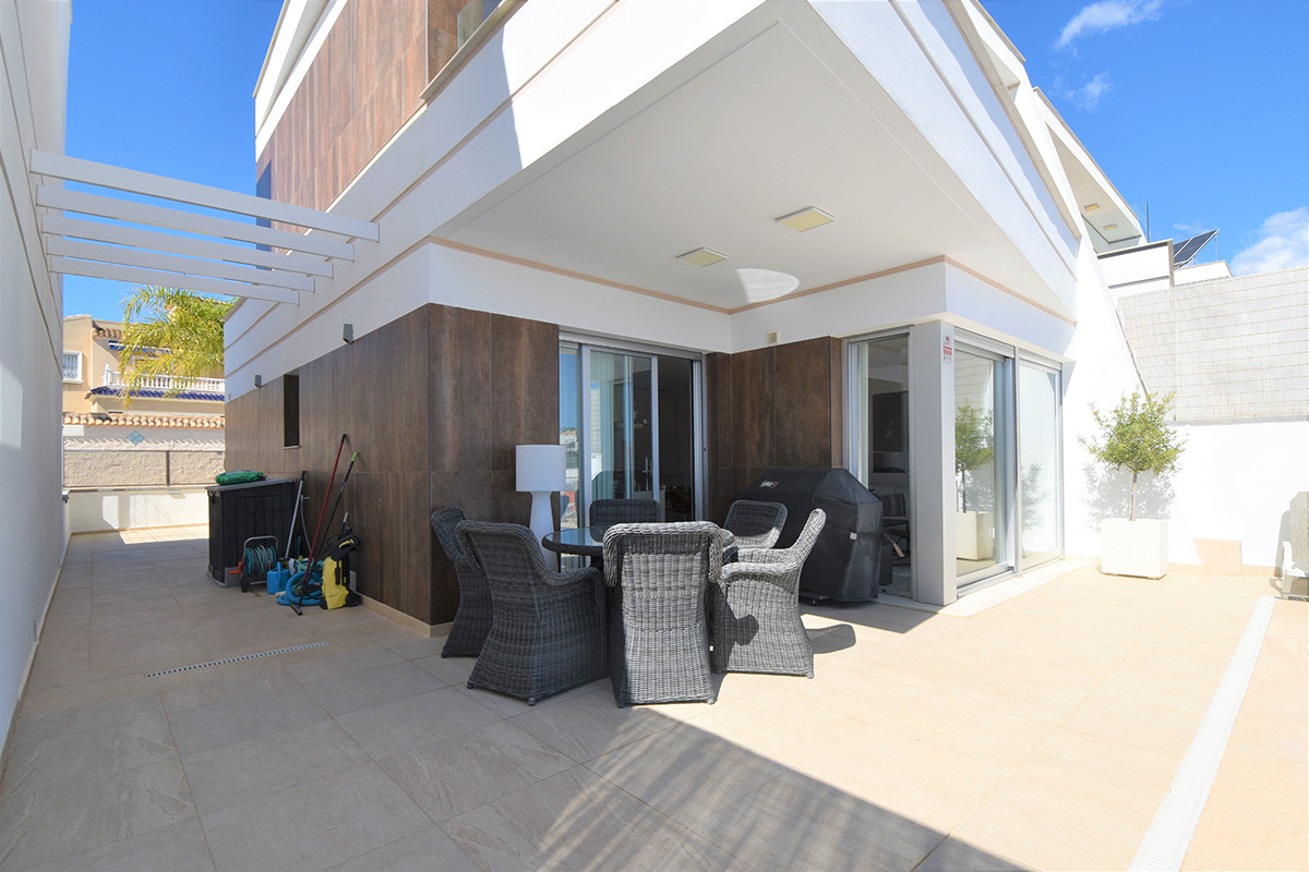 Sold - 3 Bedroom 4 Bathroom Villa in Orihuela Costa - Villamartin - Alicante