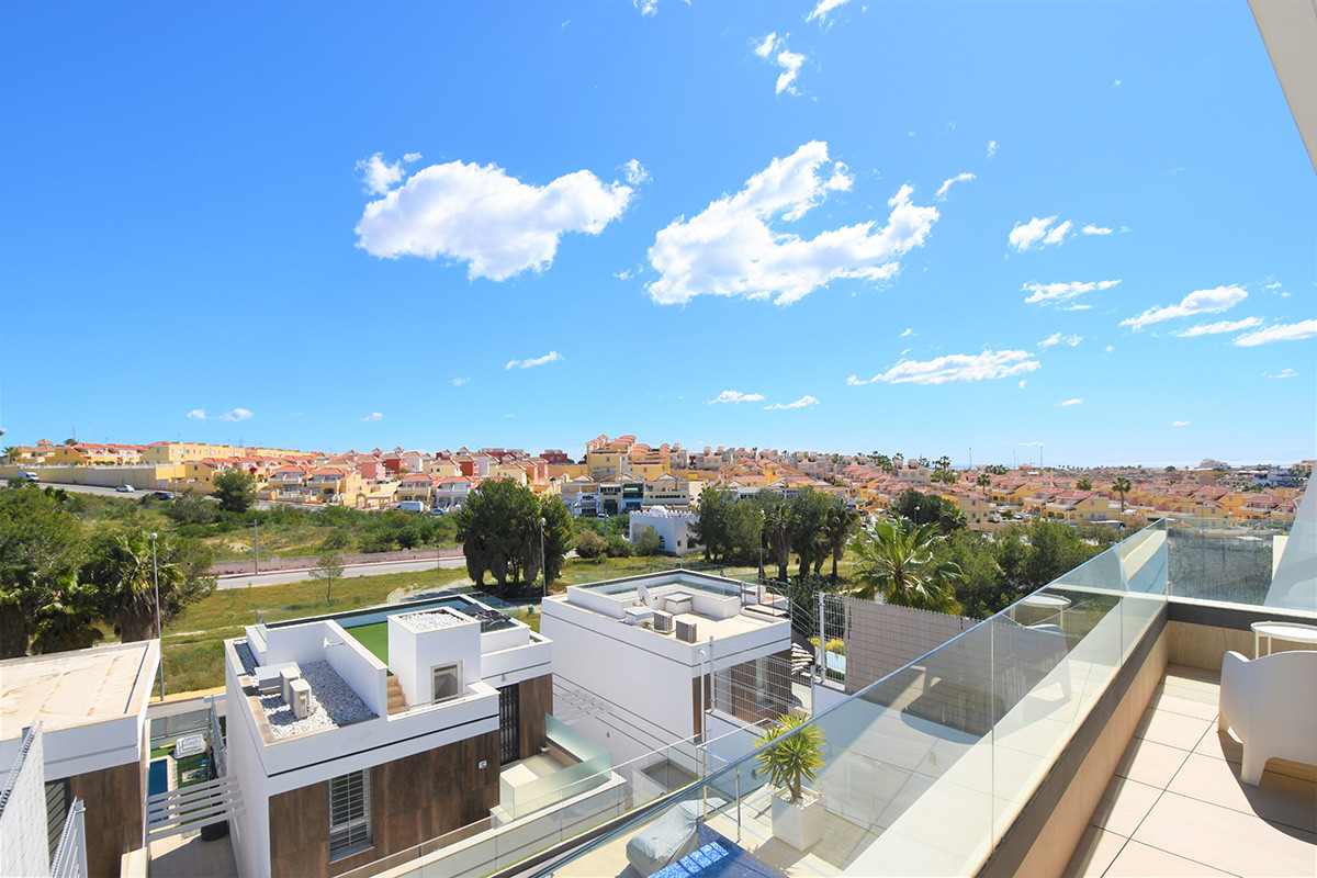 Sold - 3 Bedroom 4 Bathroom Villa in Orihuela Costa - Villamartin - Alicante