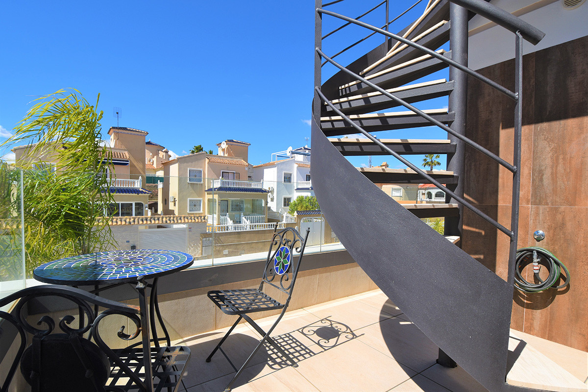 Sold - 3 Bedroom 4 Bathroom Villa in Orihuela Costa - Villamartin - Alicante